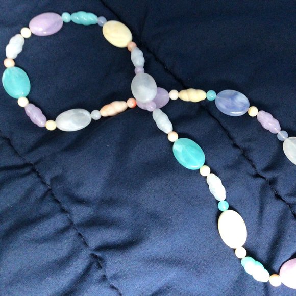 Vintage mixed pastel color, mixed size and shape plastic bead necklace - Picture 5 of 6
